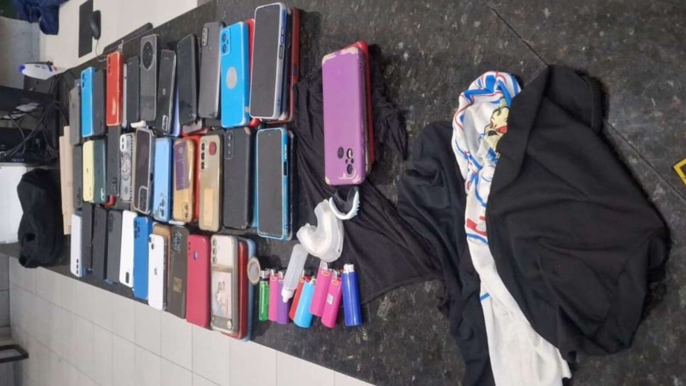 Além de armas artesanais, policiais apreenderam celulares e veículos que estavam na posse dos suspeitos detidos. — Foto: Polícia Militar/ Divulgação