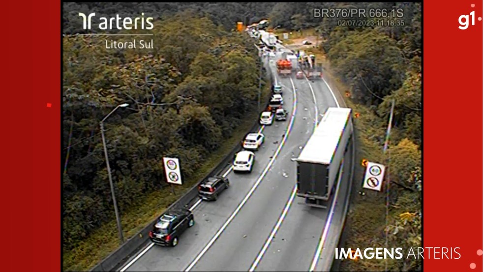 Vídeo mostra engavetamento com caminhão e 15 carros na BR-376, no Paraná — Foto: Reprodução