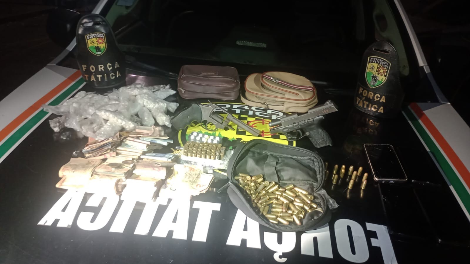 Polícia prende casal com armas, drogas e mais de R$ 6 mil em espécie em Fortaleza