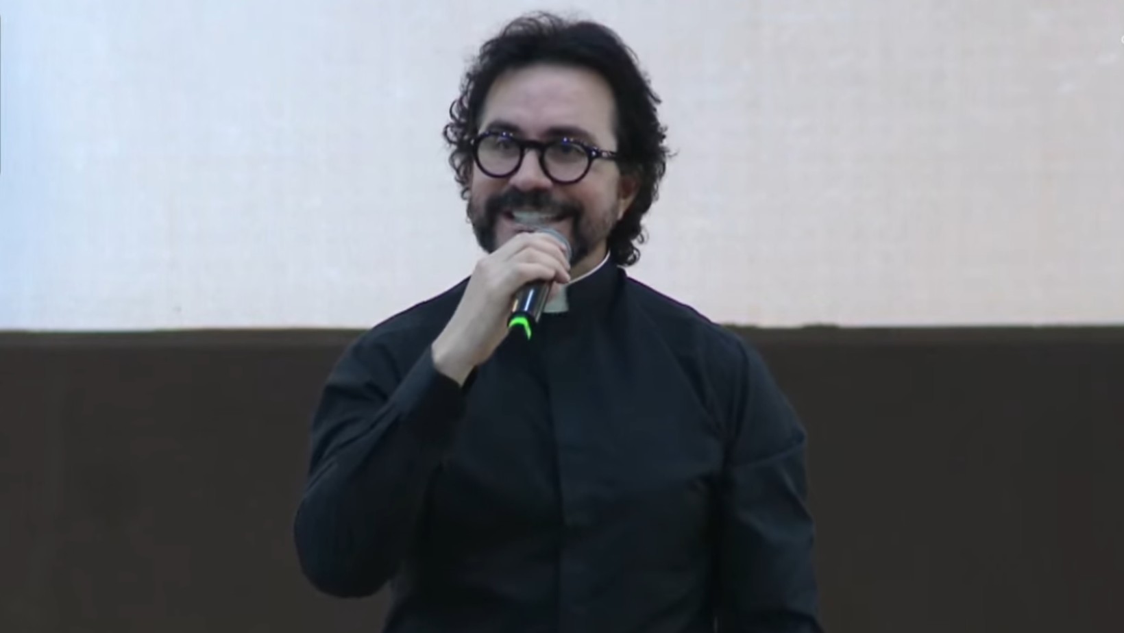 Padre Fábio de Melo reflete sobre fama, reconhece erros e diz que está fazendo caminho de volta para a igreja: 'Ser muito conhecido é um inferno'