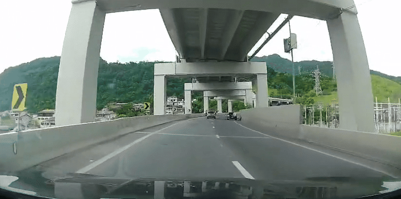 Vídeo: carro é flagrado andando na contramão no Contorno Sul, no Litoral Norte de SP