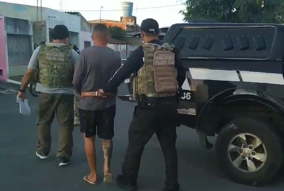 Homem suspeito por posse ilegal de arma de fogo, furto de energia e exploração de jogos de azar é preso na Grande Natal — Foto: Reprodução