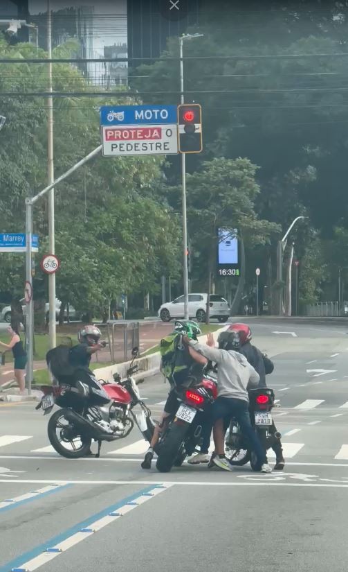 Vídeo e fotos: Motoqueiros, um deles armado, cercam piloto e roubam moto de luxo no semáforo da Avenida Brigadeiro Faria Lima