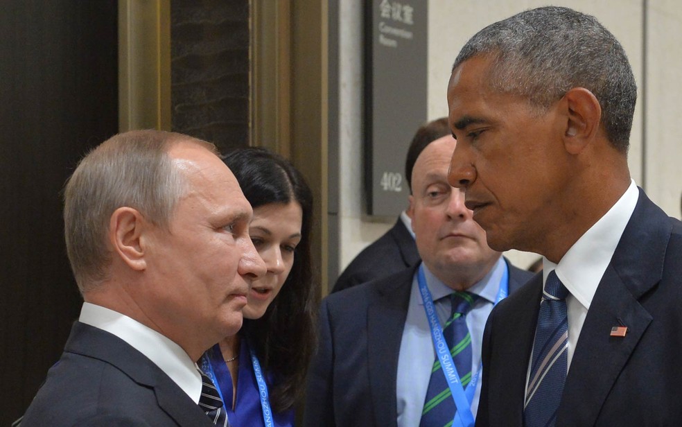 Os presidentes da Rússia e dos EUA, Vladimir Putin (esq.) e Barack Obama, trocam olhar sério durante cumprimento na 11ª Cúpula do G-20, em Hangzhou, na China — Foto: Alexei Druzhinin/AFP