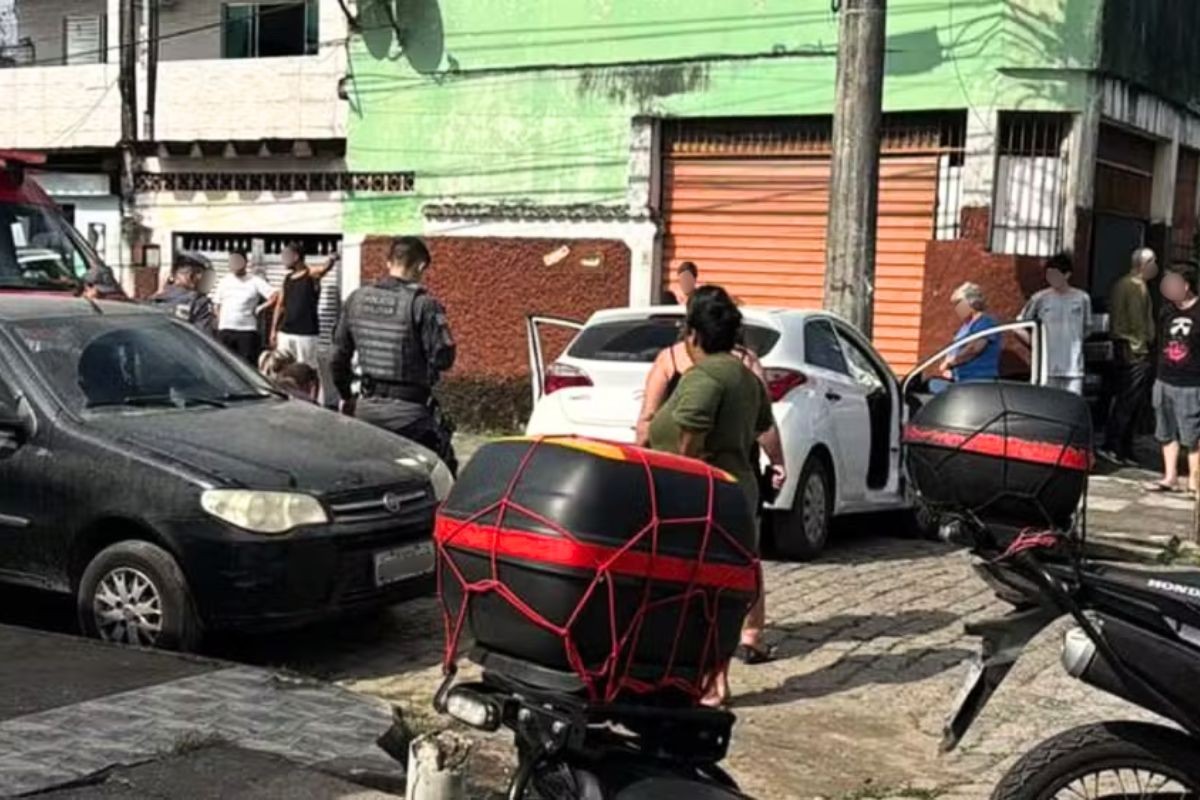 Motorista morre após bater carro contra poste em Guarujá, SP