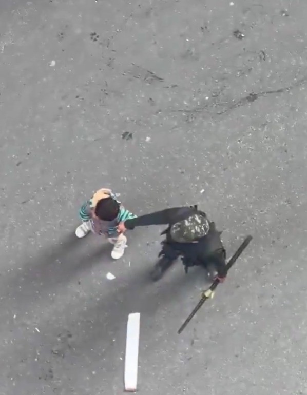 Vídeo mostra crianças sendo usadas como 'escudo' durante confronto na Colômbia; presidente reage: ‘Isso não admito’