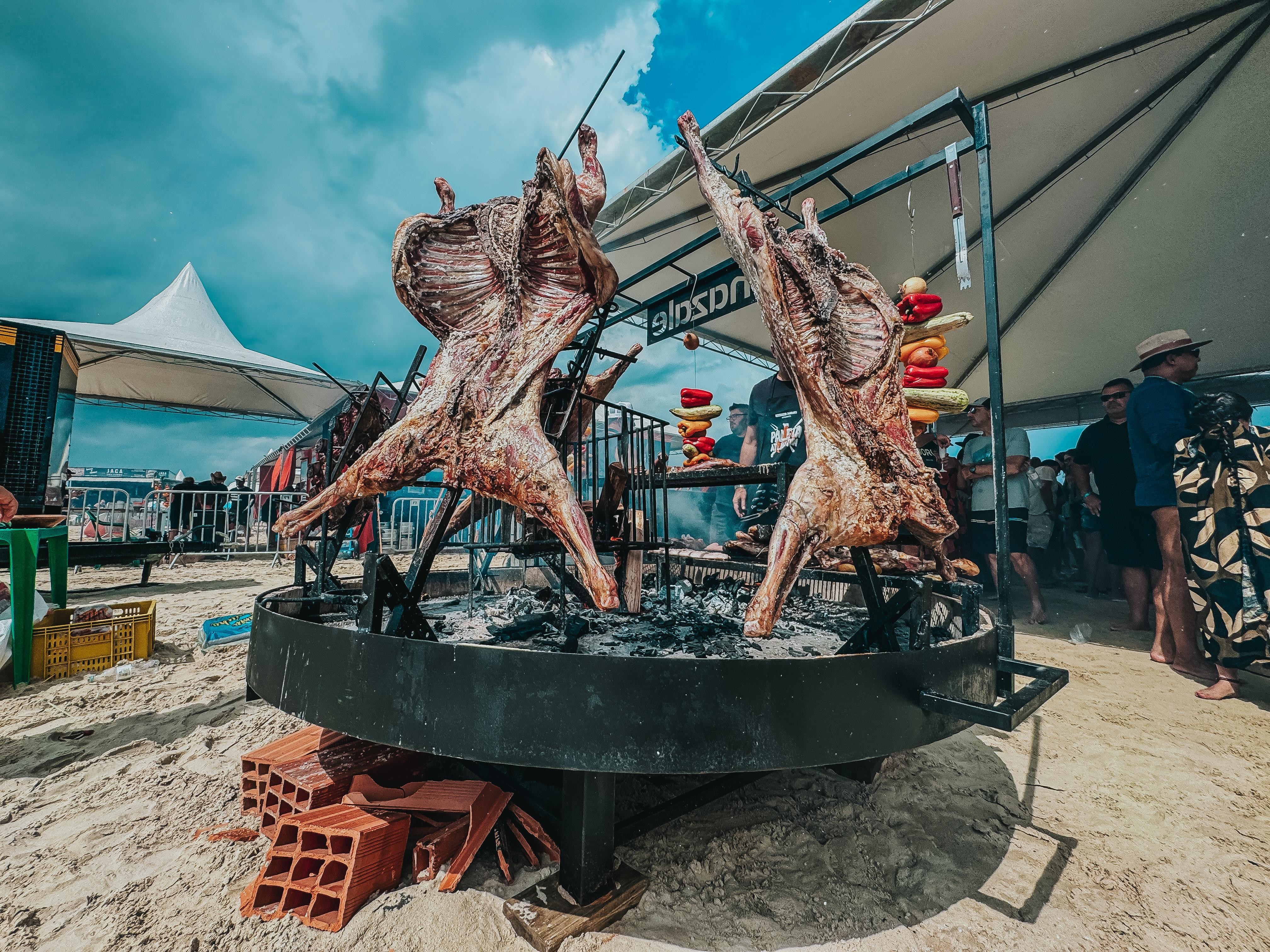 Paleta Atlântida: churrasco coletivo gigante que reuniu 5 mil assadores e 100 toneladas de carne no Litoral do RS migra para Porto Alegre