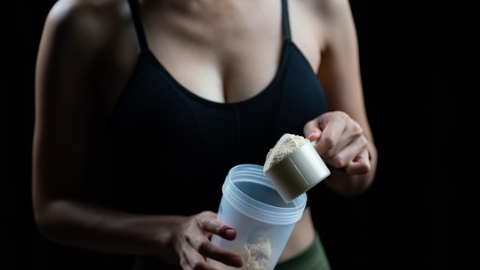 Por que o whey protein é considerado um ultraprocessado e o que isso significa para a sua saúde - Apesar de pertencer à categoria, os nutricionistas ponderam que o whey possui benefícios nutricionais, diferentemente de outros alimentos ultraprocessados, como bolachas, refrigerantes e salgadinhos.