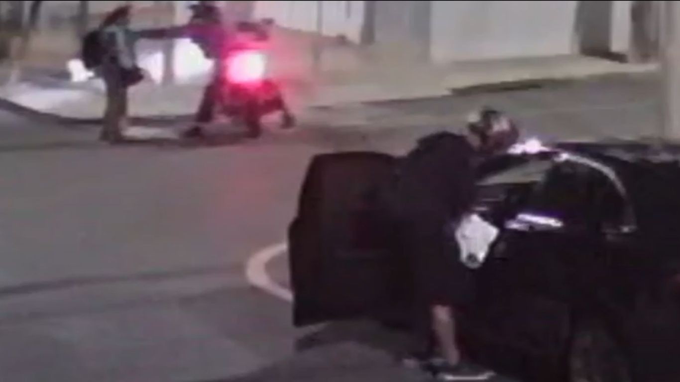 Câmera flagra dupla em moto roubando duas mulheres em sequência em Pedreira