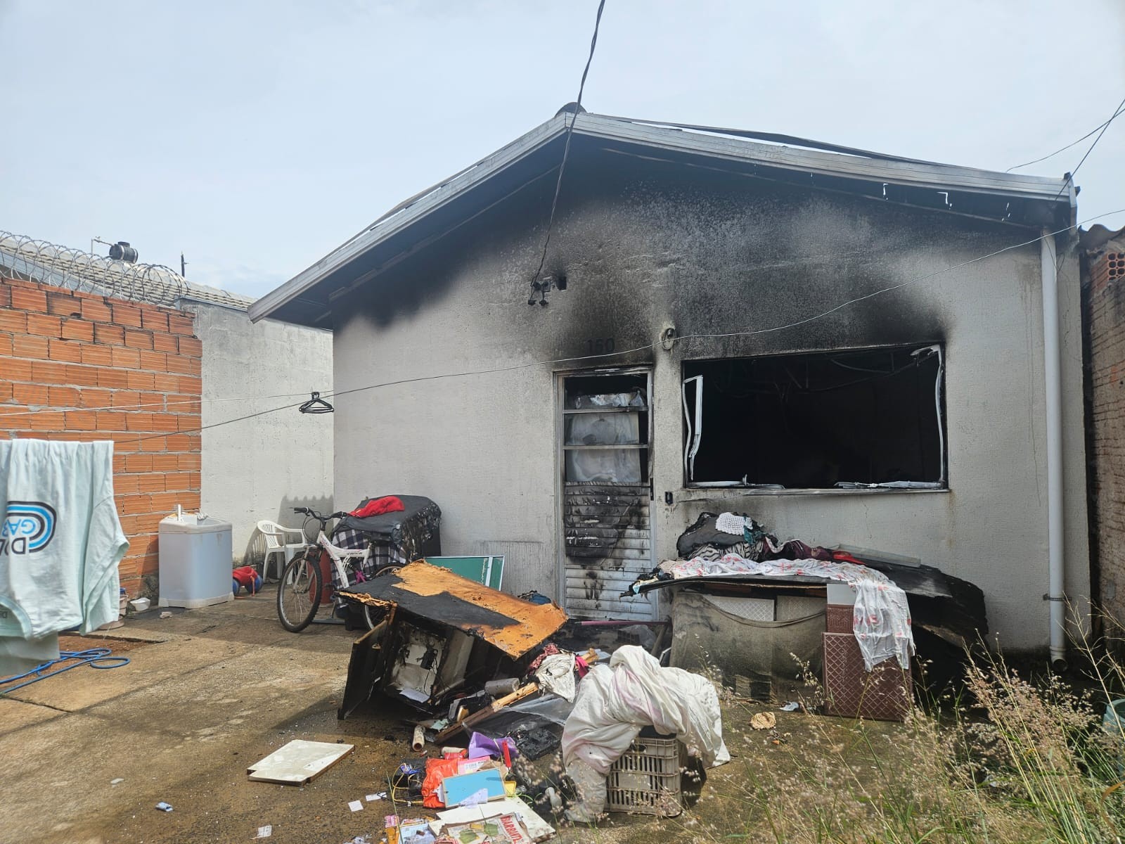 Morador coloca fogo na casa após brigar com a esposa e deixa família desabrigada em Uberlândia