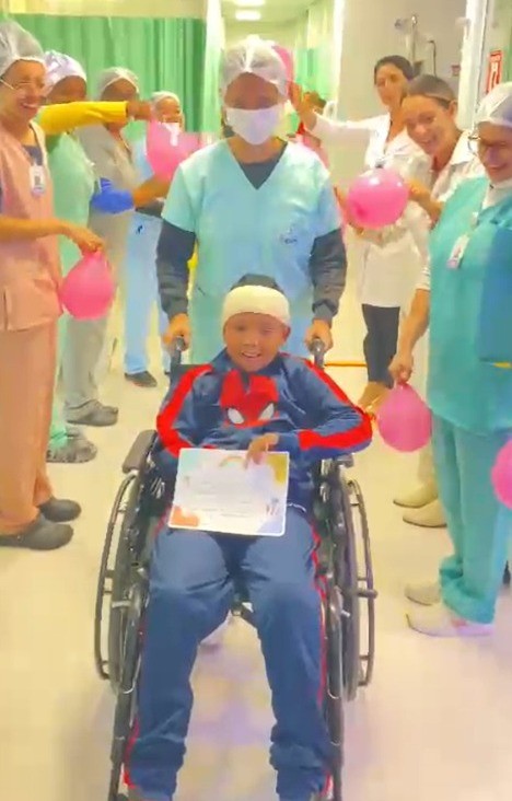 Criança atropelada por carro sem motorista deixa hospital após mais de 10 dias internada: 'graças a Deus, está bem', diz avô