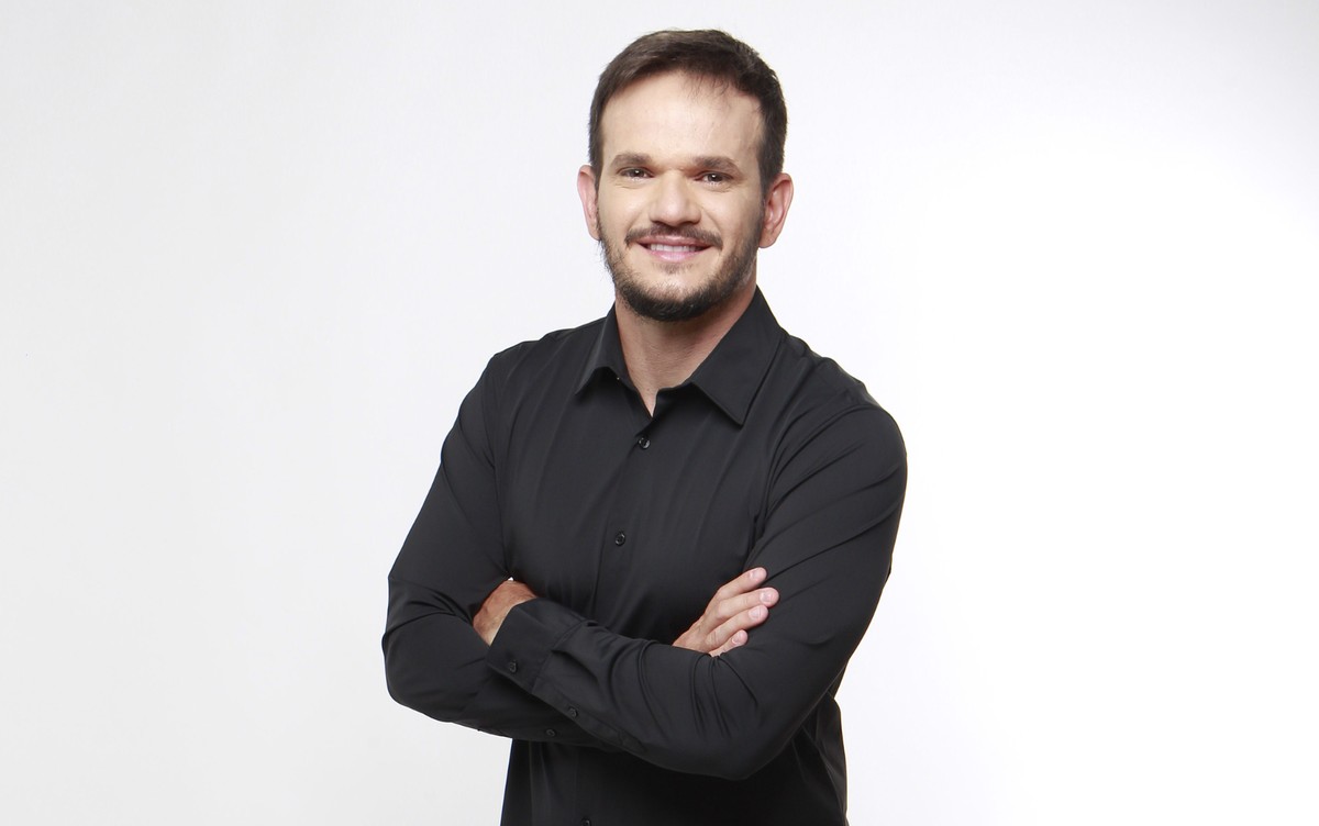 Padre Patrick diz que humor aproxima pessoas e revela xavecos: 'Encontro uns fora da curva'