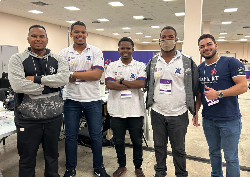 Membros da equipe Bahia RT, da Uneb, na RoboCup — Foto: Mateus Xavier/g1