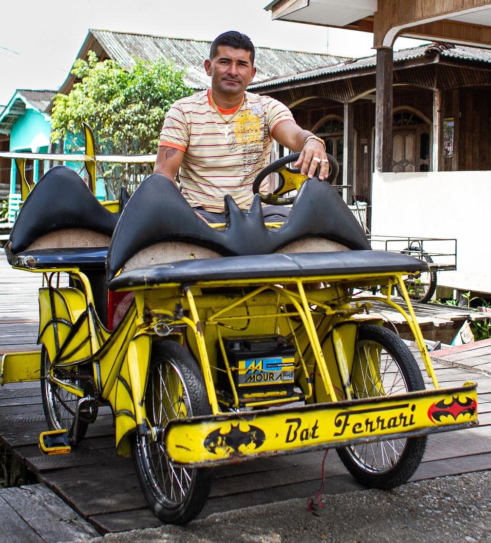 Os "ideadores" de bicitáxi, em Afuá, põem a criatividade para funcionar para chamar atenção com os transportes — Foto: Aislan de Paula