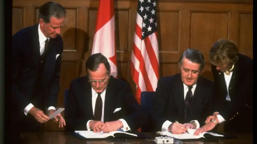 O ex-presidente americano George H. W. Bush (1924-2018) assinou a histórica iniciativa do ar limpo em 1991, com o então primeiro-ministro canadense, Brian Mulroney (1939-2024). Seu objetivo era reduzir a chuva ácida. — Foto: Getty Images