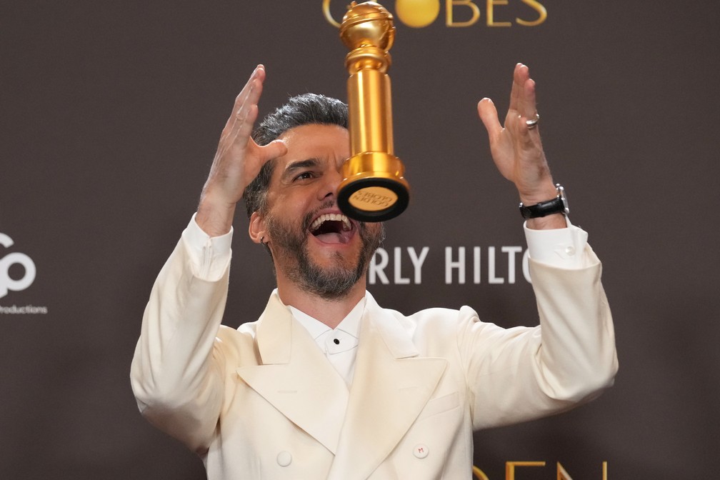Wagner Moura comemora Globo de Ouro de Melhor Ator de Filme (Drama) — Foto: AP Photo/Chris Pizzello