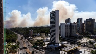 Fumaça se espalhou por vários bairros de Fortaleza e foi vista até em cidade vizinha — Foto: Thiago Gadelha/SVM