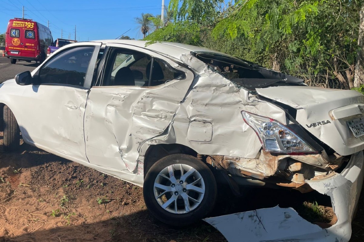 Mulher tem traumatismo craniano após acidente entre carro e caminhão na BR-163 em Campo Grande