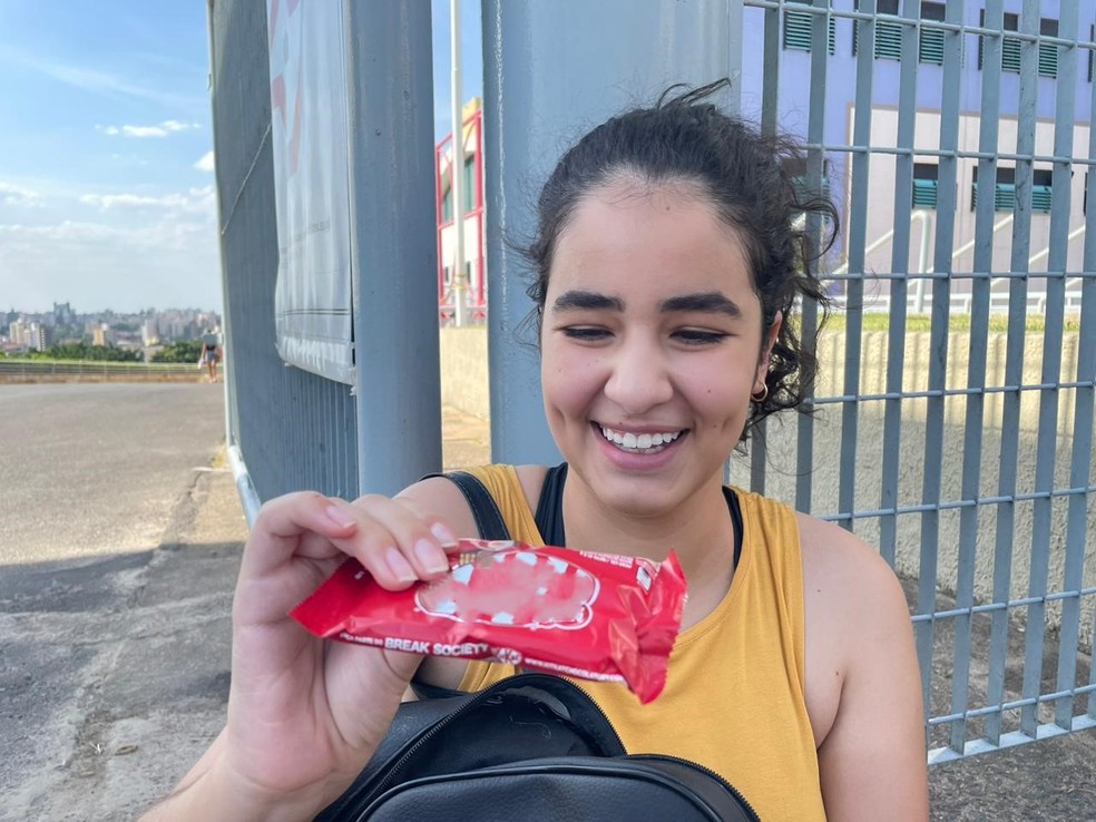 Candidata mostra chocolate derretido devido ao calor durante a prova do Enem em Campinas — Foto: João Conrado Kneipp/g1