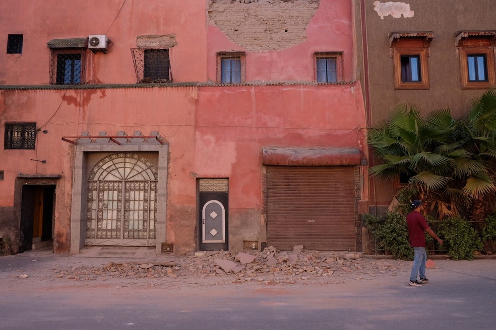 Homem passa por edifcio danificado em Marrakech, aps terremoto no Marrocos  Foto: Jana Meerman/Divulgao via REUTERS