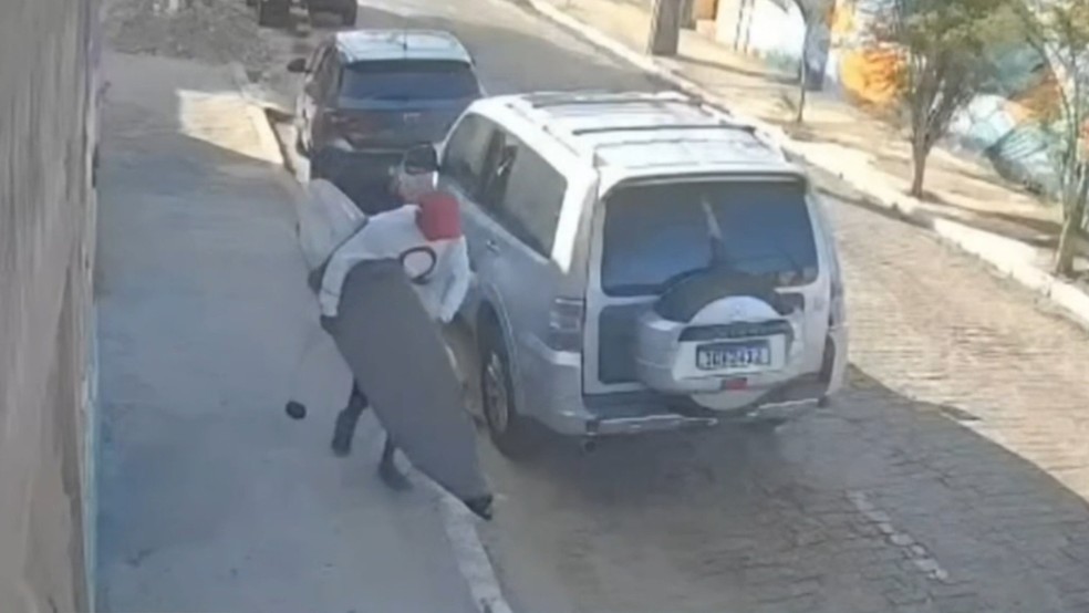 Homem quebra vidro de carro e furta prancha de surfe nem Fortaleza. — Foto: TV Verdes Mares/Reprodução