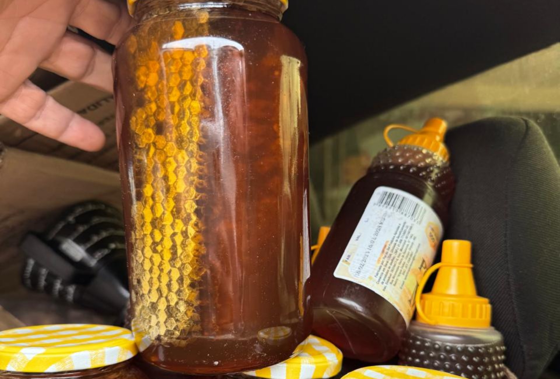 Homem é detido ao ser flagrado transportando 250 kg de mel irregular