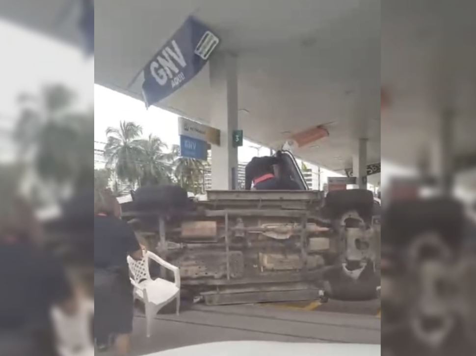 Motorista perde controle e capota dentro de posto de combustível em Fortaleza; vídeo