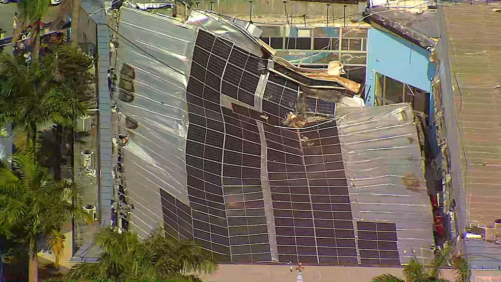 Placas solares sobre teto que desabou no Santuário do Morro da Conceição, na Zona Norte do Recife — Foto: Reprodução/TV Globo
