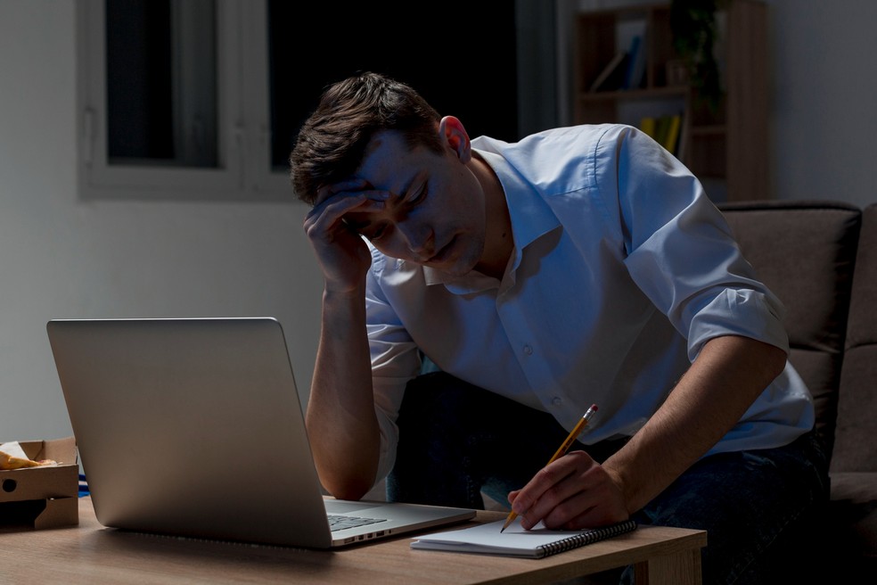 O burnout tem consequências graves. Afeta as pessoas de forma diferente, mas mesmo os casos leves, capazes de se prolongar por vários anos, podem levar a uma série de resultados negativos para a saúde. Isso inclui ansiedade e depressão relacionadas, aumento do risco de doenças cardiovasculares, diabetes tipo 2, insônia, dores de cabeça e, talvez, o mais alarmante: aumento da mortalidade. — Foto: Freepik