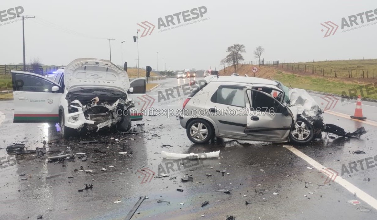 Ultrapassagem provoca acidente entre três veículos e deixa dois feridos graves na SP-294 no interior de SP