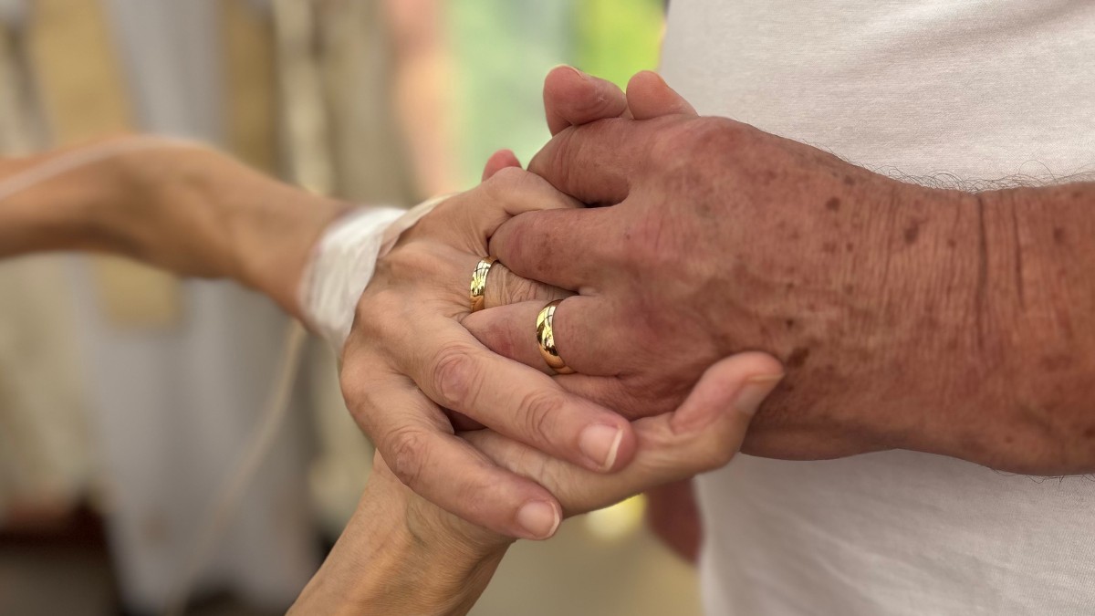 Hospital São José realiza bênção de compromisso para casal que está junto há 25 anos