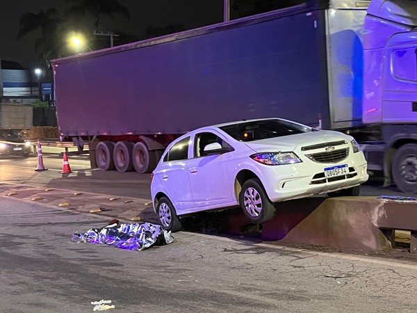 Após ser atingido pelos tiros, o veículo bateu na mureta que divide a via. — Foto: Hebert Cabral/TV Globo