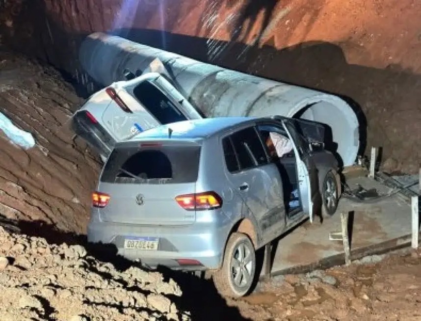 Crianças e adolescente ficam feridos após pai perseguir homem com carro e veículos caírem em valeta em Cuiabá