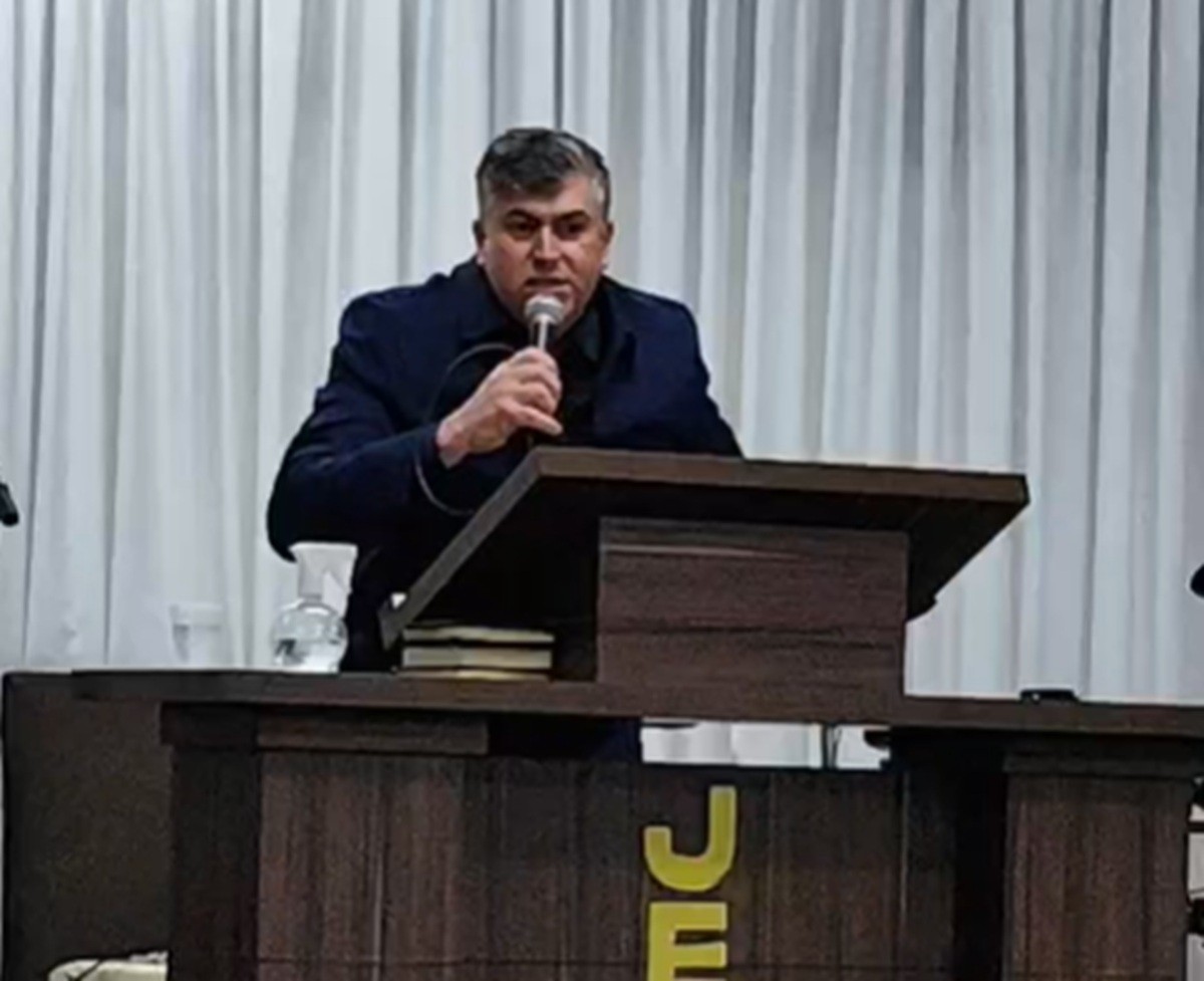 Pastor de SC morre após passar mal enquanto pregava em culto transmitido online 