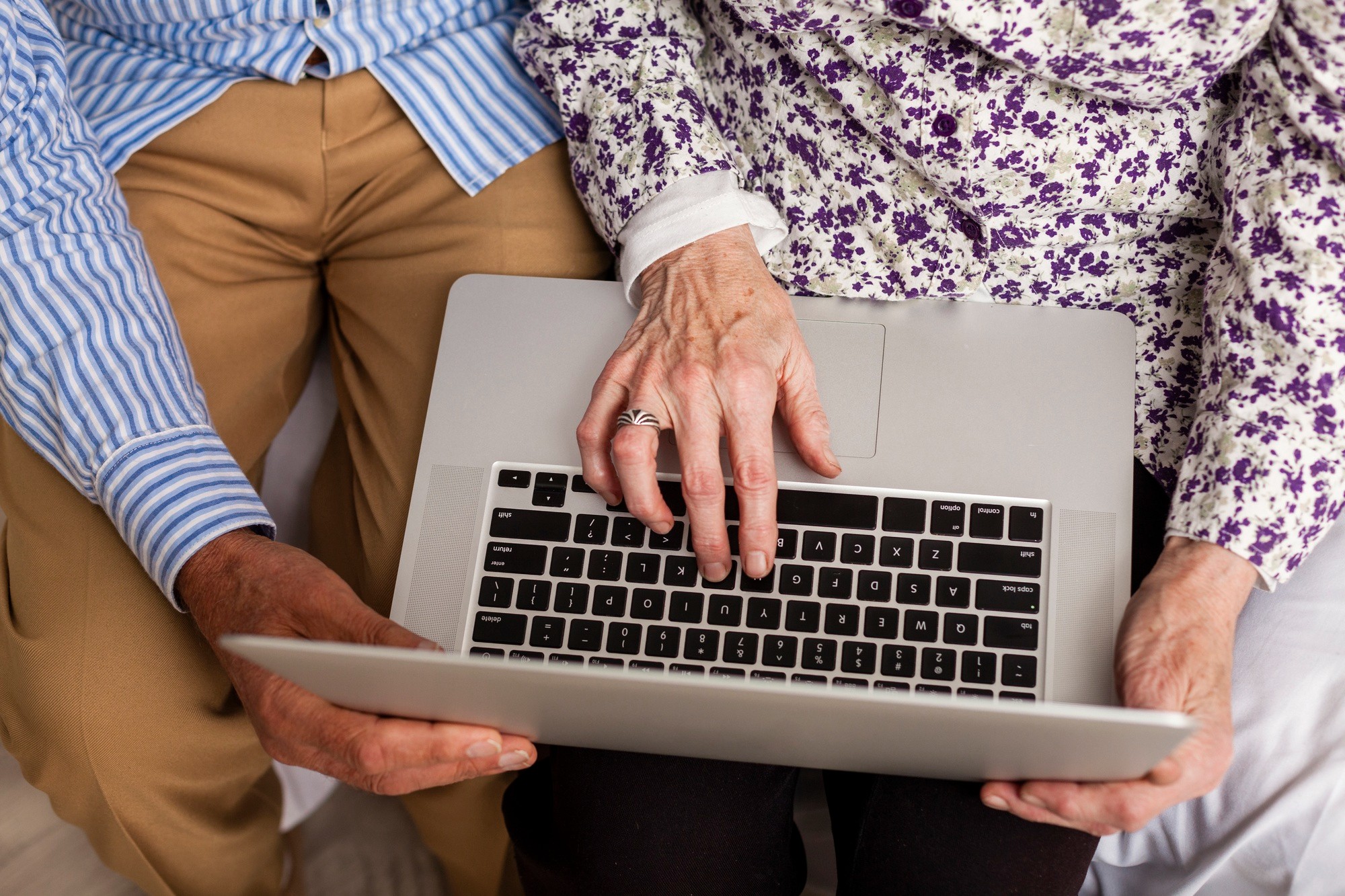 Em 5 anos, uso da internet no Brasil acelera e chega a 69% entre os idosos, diz IBGE 
