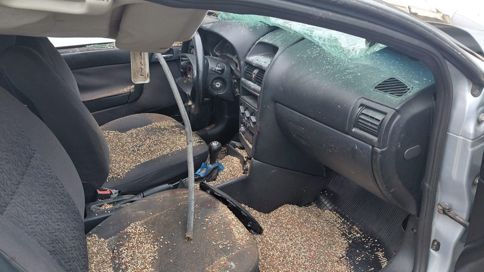 Carro ficou danificado após tombamento de caminhão em Nova Castilho (SP) — Foto: Arquivo pessoal