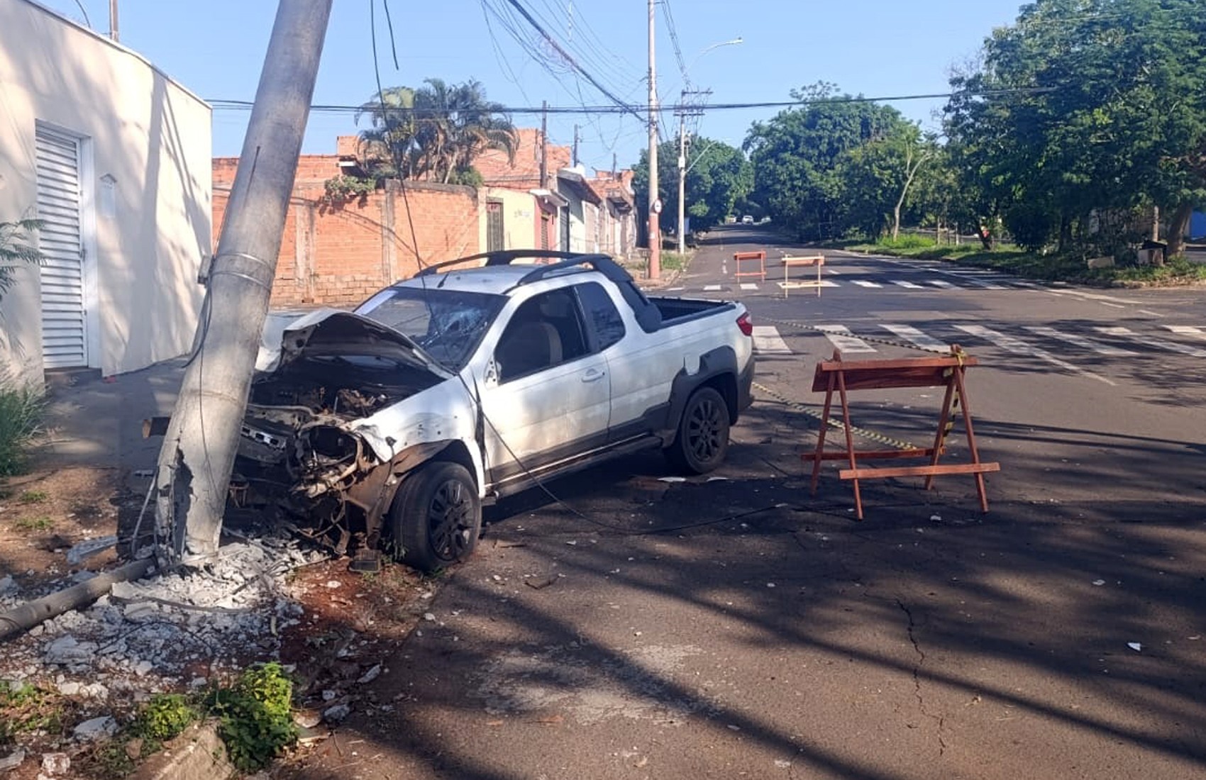 Acidente entre picape e moto causa destruição de poste em Ribeirão Preto​‌​
