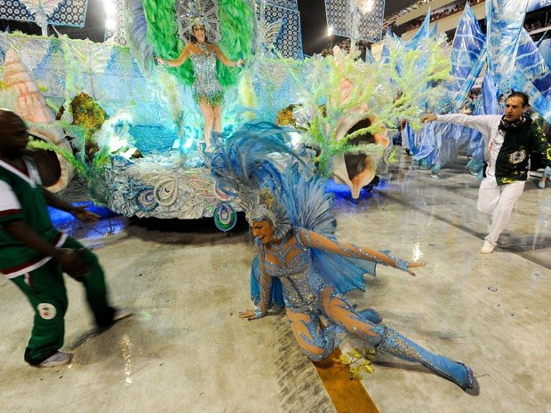 De queda a problemas com tapa-sexo: relembre perrengues vividos por rainhas e musas no carnaval