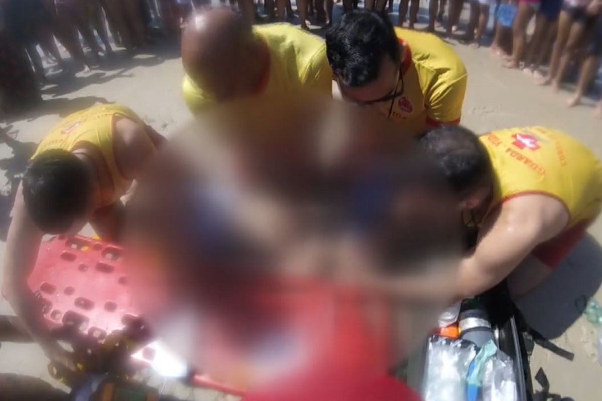 Vídeo mostra reanimação de menino boliviano resgatado no mar de Guarujá com oração de banhistas ao redor