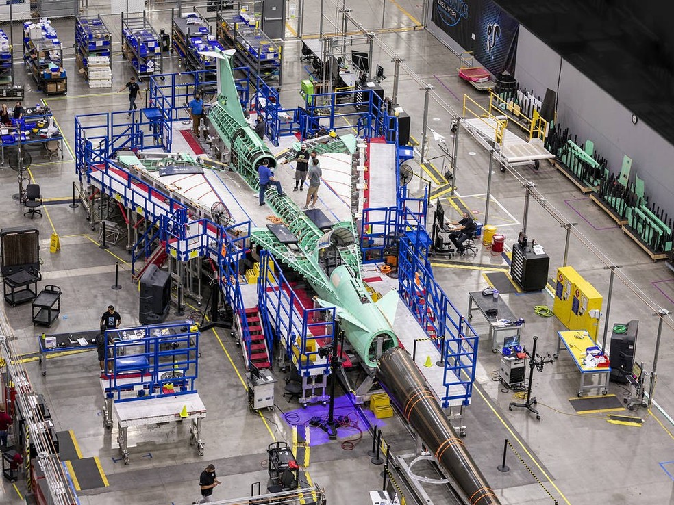Na fábrica da Lockheed Martin, o nariz do X-59 é preparado para testes; é ele que ajuda a transformar o boom em um simples “baque distante”. — Foto: Lockheed Martin
