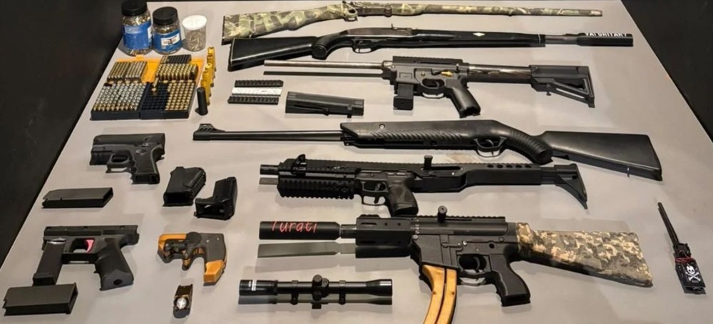 Fuzis, submetralhadoras e pistolas: veja arsenal produzido por Mago das Armas usando impressora 3D