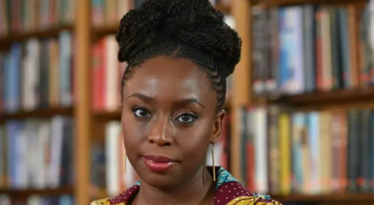Família de Chimamanda Ngozi Adichie acusa hospital de negligência na morte do filho de 21 meses