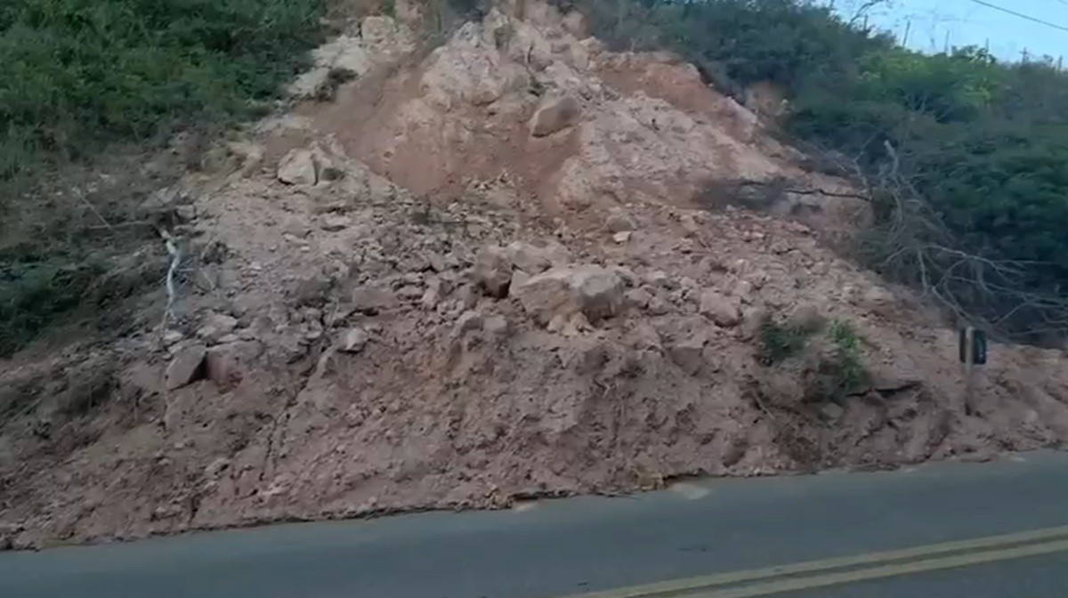 Desmoronamento às margens da RJ-230 avança pela estrada em Bom Jesus do Itabapoana