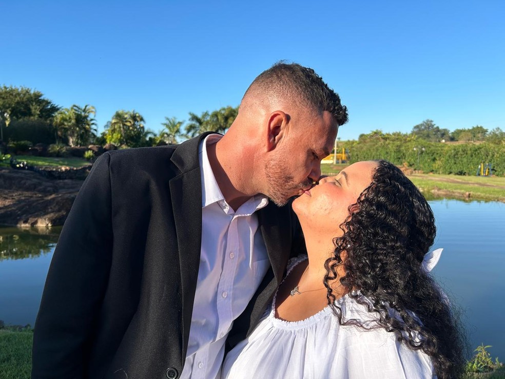 O casal Rodrigo Mariano e Gabriele Aparecida acabou de se casar e foi tirar fotos no Parque Ecológico | Foto: Amanda Rocha/g1