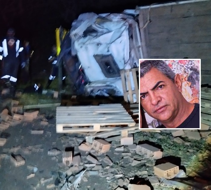Motorista morre após caminhão com tijolos capotar na Rodovia Padre Donizetti em Tambaú