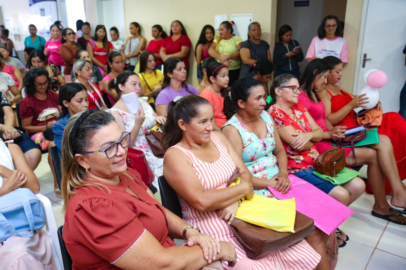 Em Mojuí dos Campos, mulheres são atendidas com serviços de saúde, beleza e bem-estar