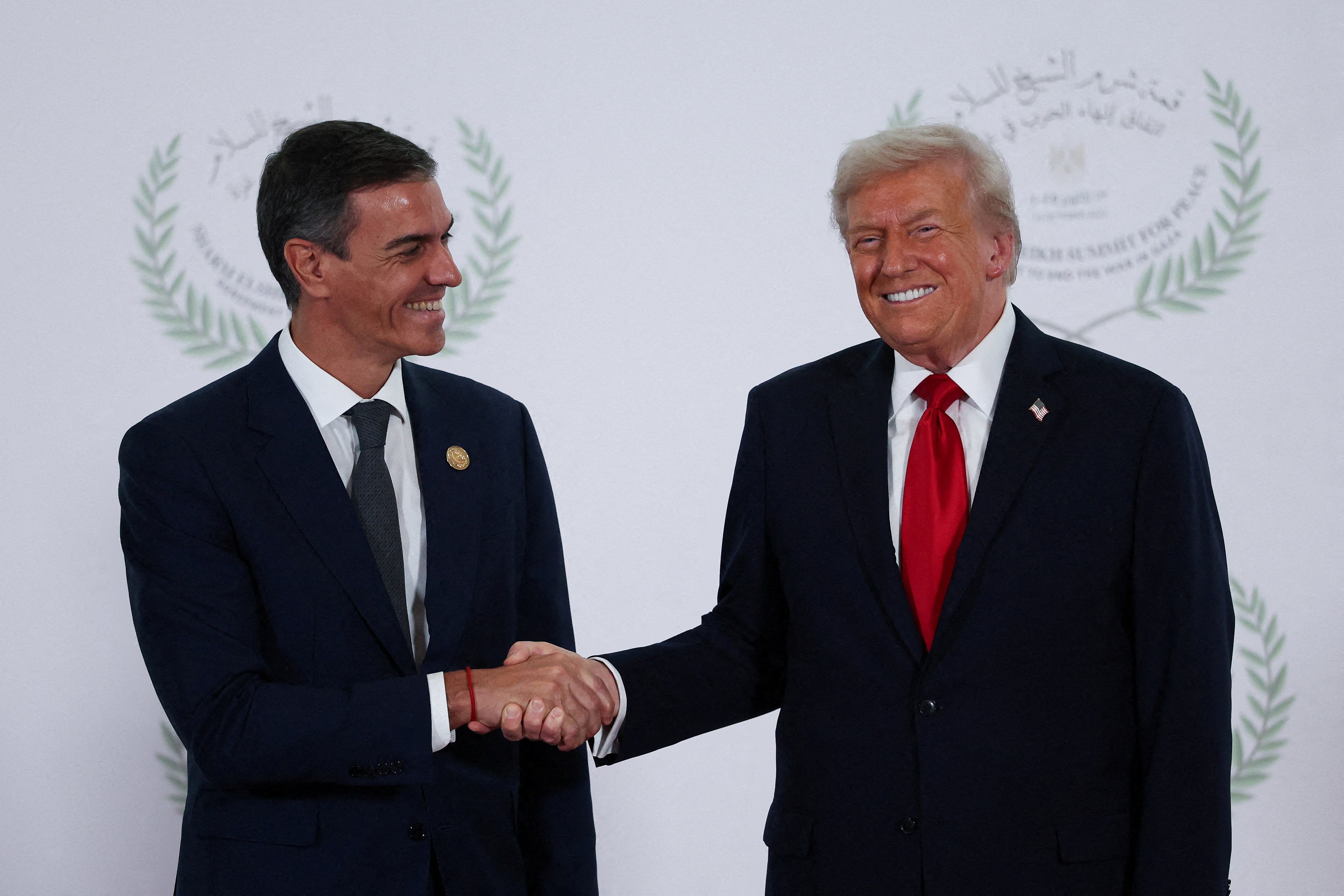 É #FAKE que vídeo mostre bronca de Trump em premiê espanhol por 'traição' na guerra contra o Irã; cena ocorreu em 2019
