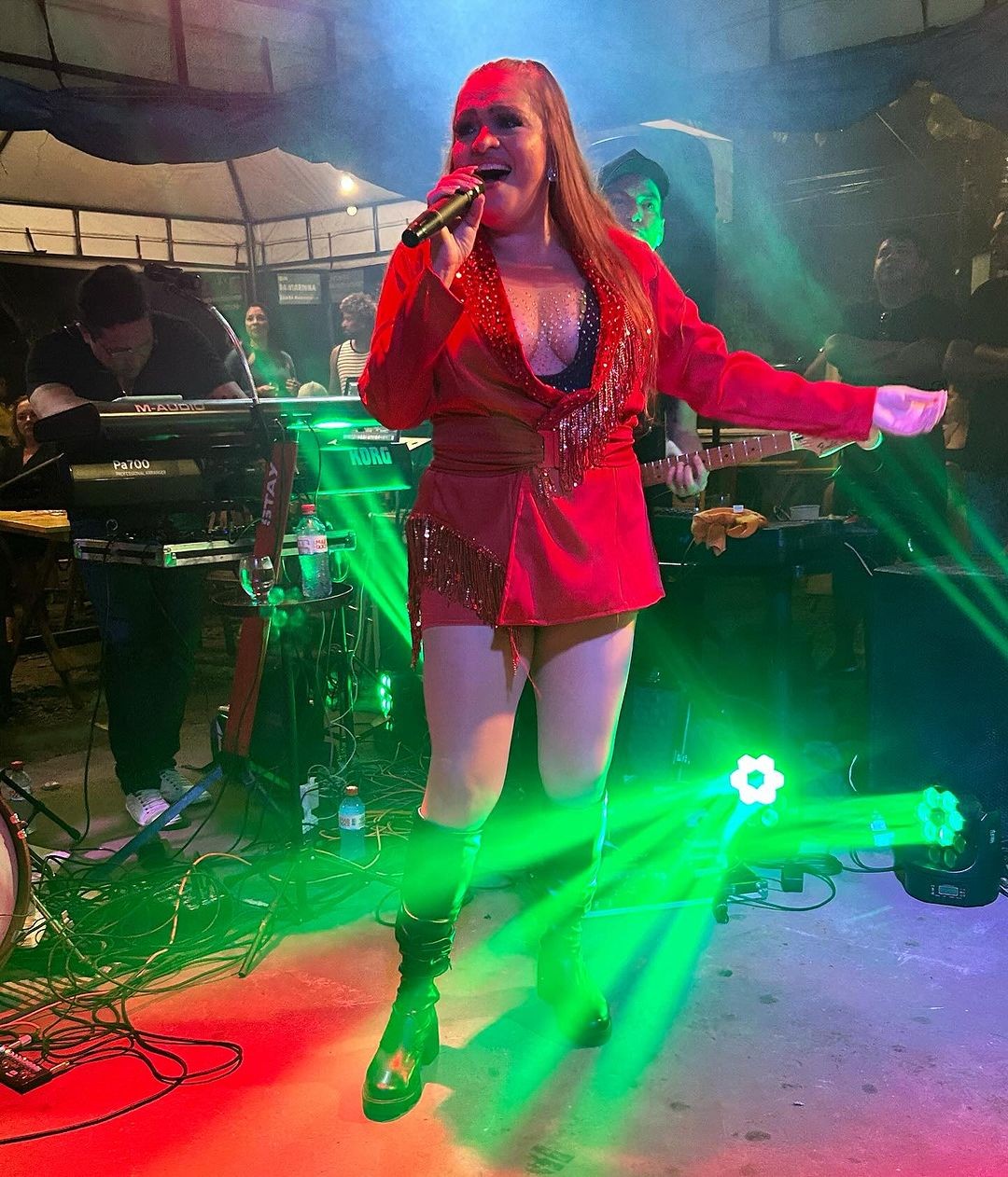 Hellen Patrícia, da banda Xeiro Verde, faz show em homenagem a Marília Mendonça em Belém