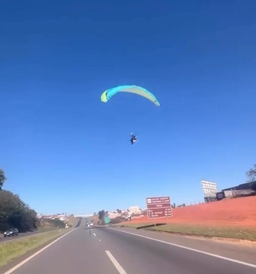 Vídeo mostra momento em que parapente cai às margens de rodovia em Itapetininga
