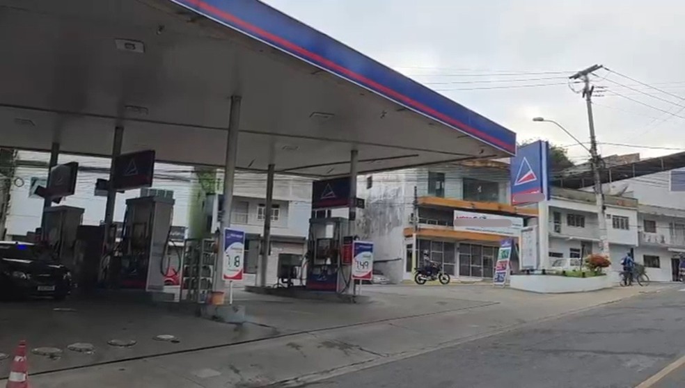 Dupla assalta frentistas em posto de combustíveis em Itaperuna | G1